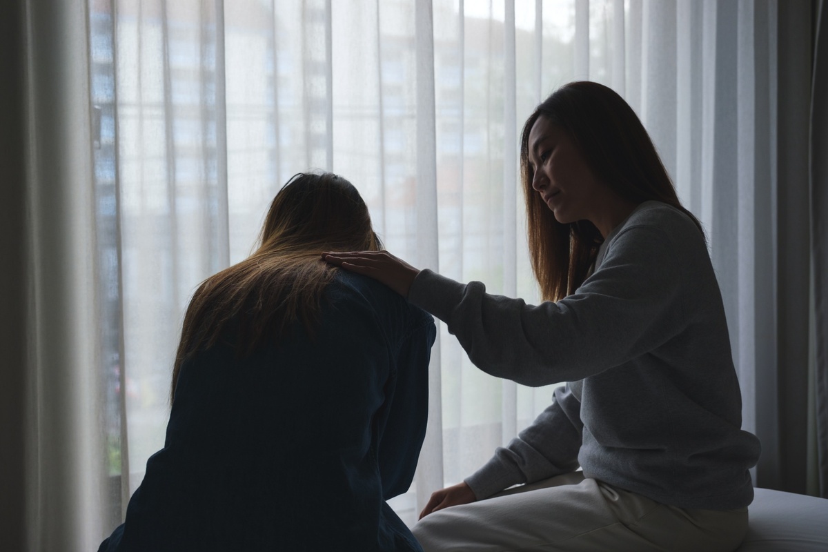 woman comforting her friend who is struggling with BPD